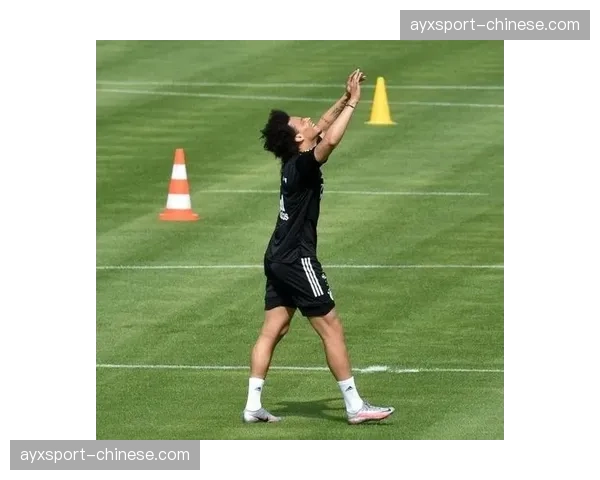 萨内已飞抵慕尼黑完成体检，转会费4900万欧元外加1100万浮动条款，总价最高6000万欧元