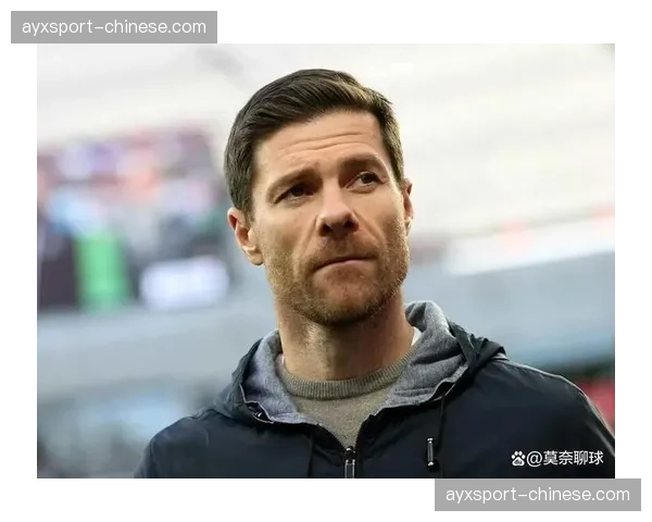 老将阿隆索在车手简报会上，向年轻车手分享墨尔本赛道经验