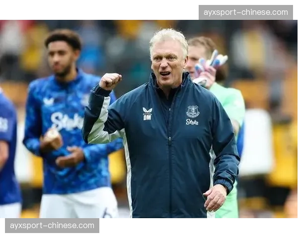 特写镜头：在对手核心被换下时，场边西汉姆联主帅莫耶斯立即向队员做出“切换回纯区域防守”的手势。